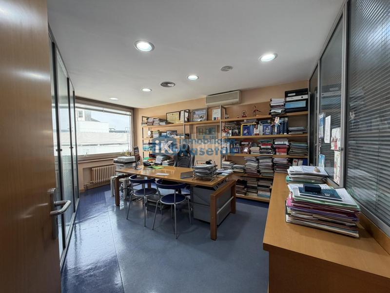 Foto f27103e7-9024-42b6-a828-370b307d5bdc. Alquiler oficina en Zabalburu Bilbao