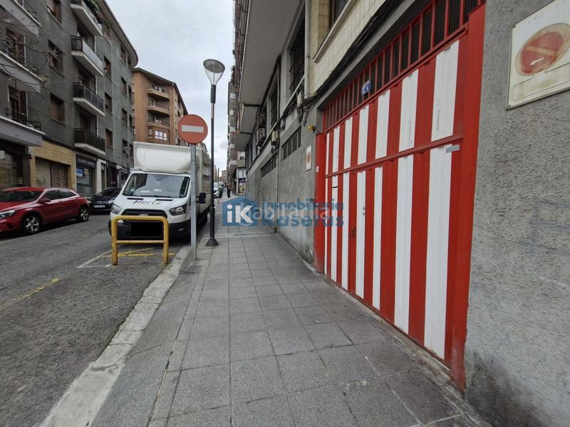 Foto ac4c5135-64bf-4436-8017-8c83d7211cab. Aparcament cotxe a Centro-Ariz-Uribarri Basauri