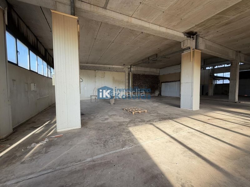Foto e37d8a81-9ee6-4312-b0e1-b700313d14aa. Nave industrial en Urbi Basauri