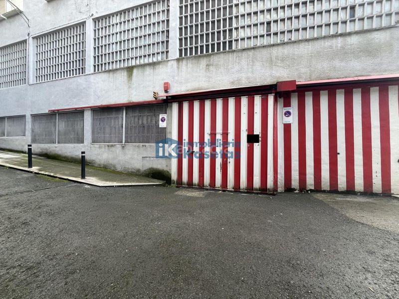Foto 29e118b3-a903-491e-b37f-c5b13dee5f90. Aparcament cotxe a Urbi Basauri