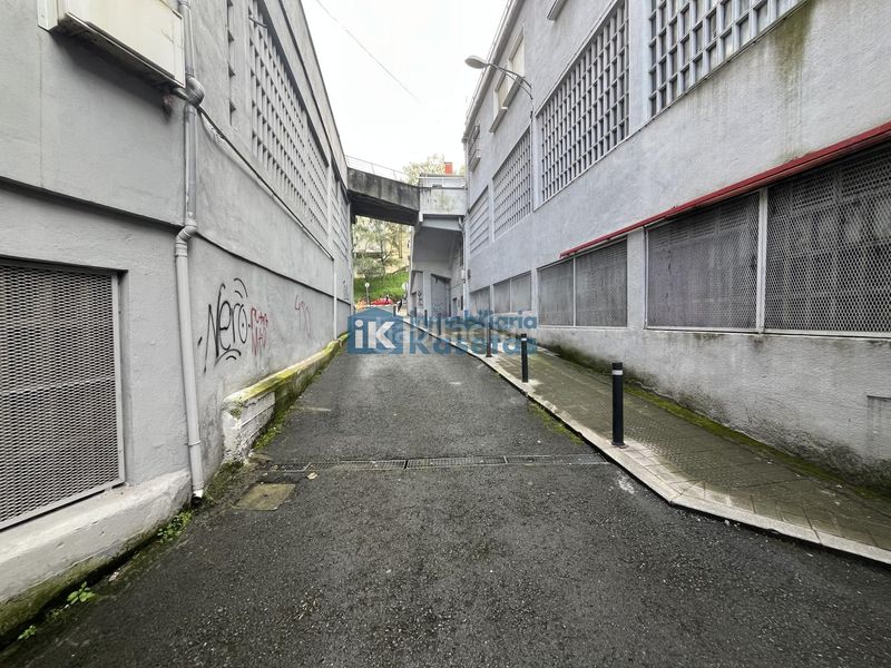 Foto a56feccc-4cbb-46cd-b788-a373d58ab0b0. Aparcament cotxe a Urbi Basauri