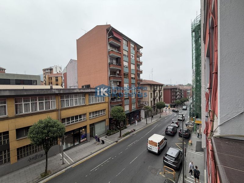 Foto 8a806f9a-3e1f-4b84-9ee0-d85a1a5e9b29. Pis amb calefacció a Centro-Ariz-Uribarri Basauri
