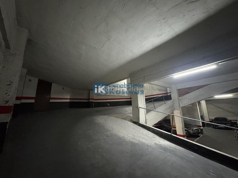 Foto b0e81e2a-8c2e-436d-8155-26ae2d6bb618. Aparcament cotxe a Centro-Ariz-Uribarri Basauri