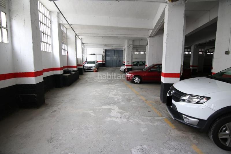 Foto bb30a947-5bcb-4297-af0a-bca2105bd62b. Parking voiture dans Urbi Basauri