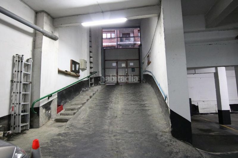 Foto b3dcdd7a-866b-401e-9863-bab2cc67ad63. Autoparkplatz in Centro-Ariz-Uribarri Basauri