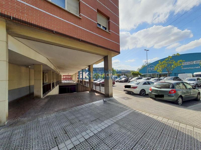 Foto baaaabbe-e413-4294-b5be-2c743eac19bb. Parking coche en Galdakao