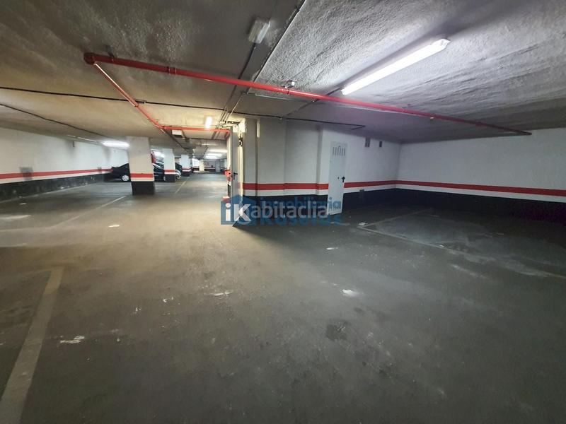 Foto bcd3f80b-b19b-40c0-878d-8606b8f39a3a. Parking coche en Galdakao