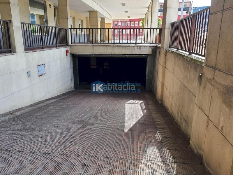 Foto c7e8c9fc-5a2f-42d1-a82e-0cbb5ad211fd. Parking coche en Galdakao