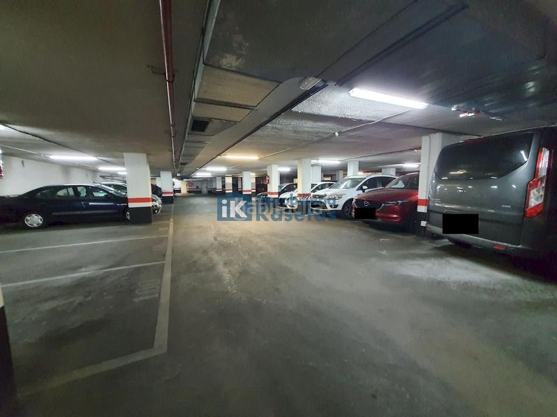 Foto d7e500f6-b9d6-41d8-abf2-e627f9524061. Parking coche en Galdakao