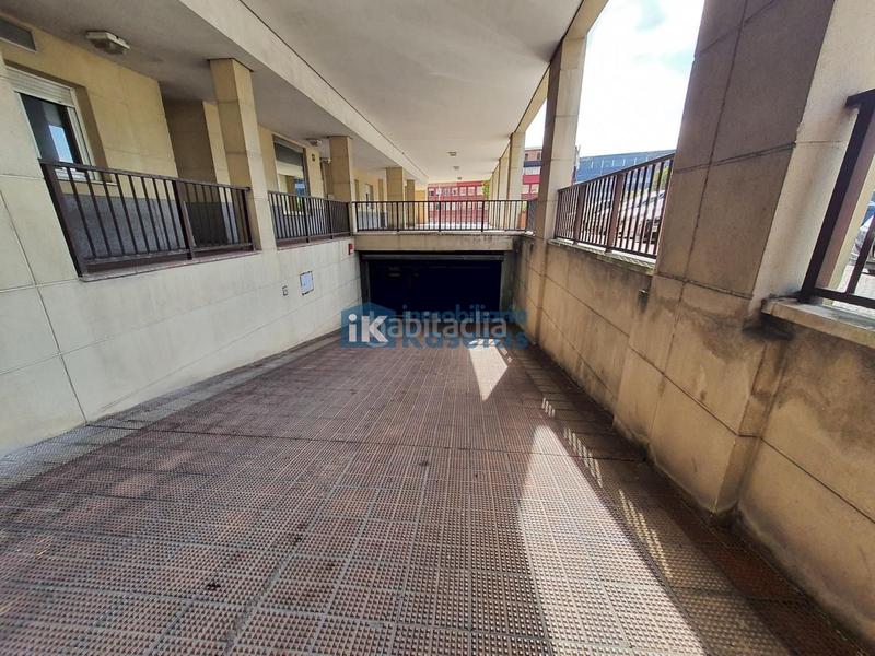 Foto eb52d8c3-668d-40b9-a784-7c75b9fce1aa. Parking coche en Galdakao