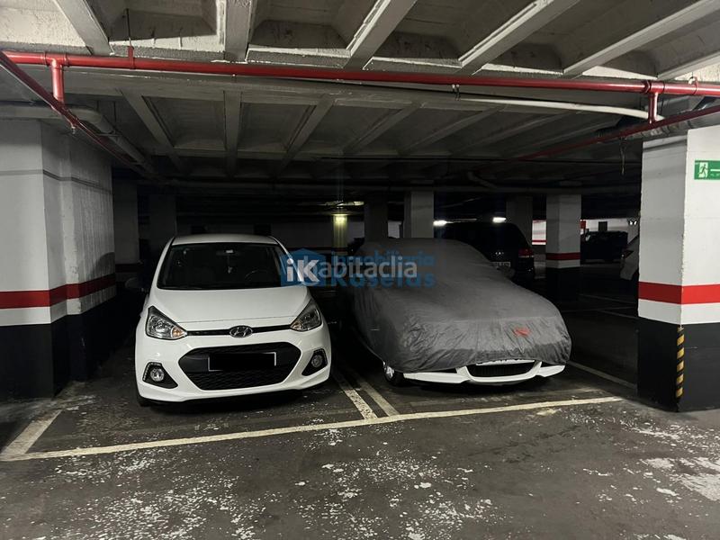 Foto 121e85b5-91e9-48b7-8010-a8d1970bf0f0. Parking coche en Galdakao