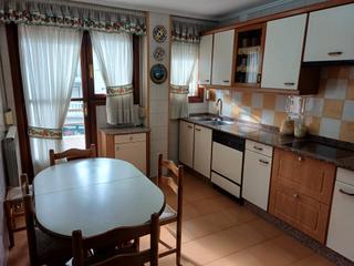 Pis a Paseo barón de adzaneta 14a. Amplio piso de 3 habitaciones en el centro de ramales todos los