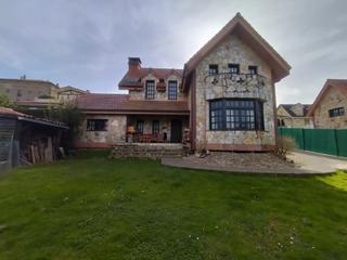 Chalet  Barrio la iglesia de san miguel 25c. Chalet individual con jardin de 800 m cerca de playas