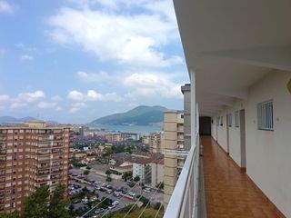 Piso en Calle república de colombia 10. Piso de 3 habitaciones con vistas al mar en laredo