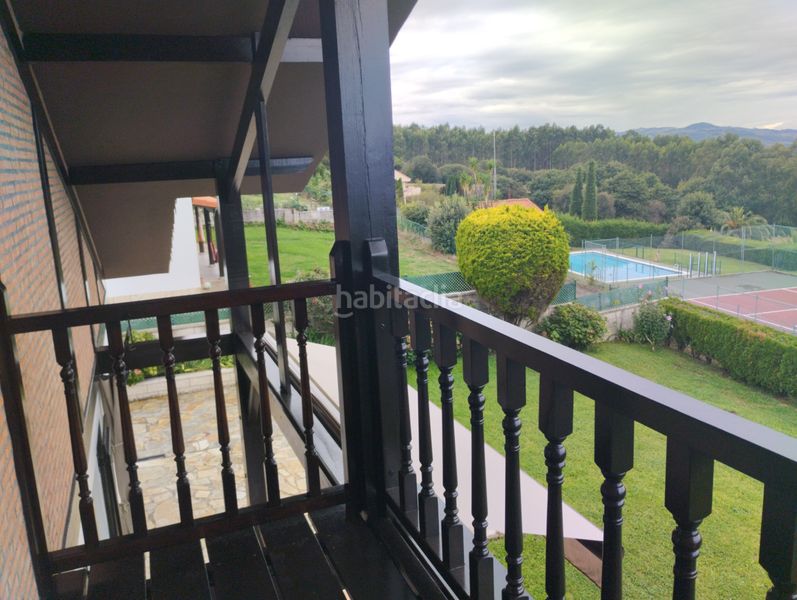 Foto 0ee41814-d817-4c4f-bcc4-50ea88d4c567. Chalet en calle san pedro 41a chalet individual en seña, urbanizacion con piscina. preciosas vistas a laredo en Limpias
