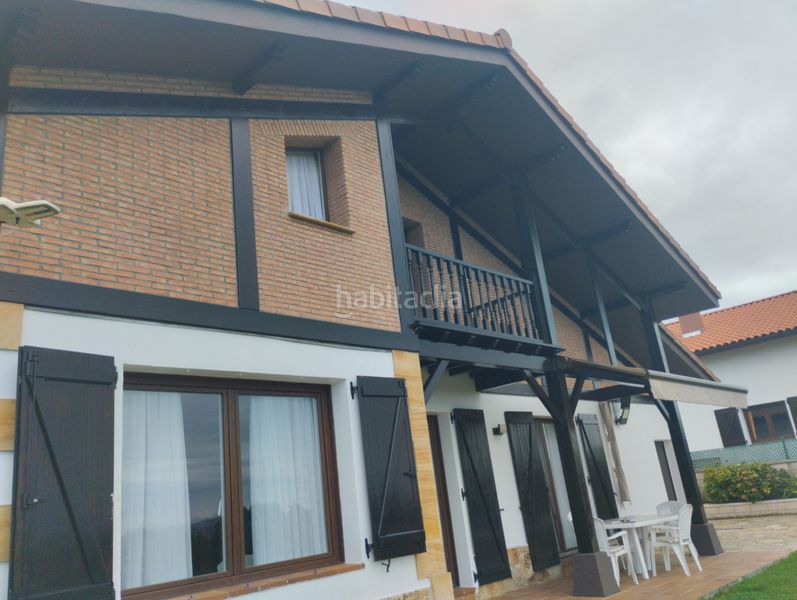 Foto 3fb32fd7-5725-4e15-beb5-9d071bfb309e. Chalet en calle san pedro 41a chalet individual en seña, urbanizacion con piscina. preciosas vistas a laredo en Limpias