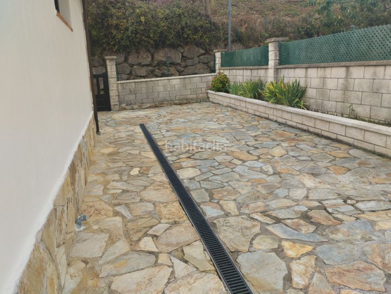 Foto 59abc379-4e04-4479-8a9c-0e87a20d09bd. Chalet en calle san pedro 41a chalet individual en seña, urbanizacion con piscina. preciosas vistas a laredo en Limpias