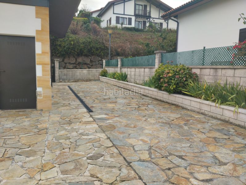 Foto 61dc43ab-d6af-4a5b-a3e5-9458874b7634. Chalet en calle san pedro 41a chalet individual en seña, urbanizacion con piscina. preciosas vistas a laredo en Limpias