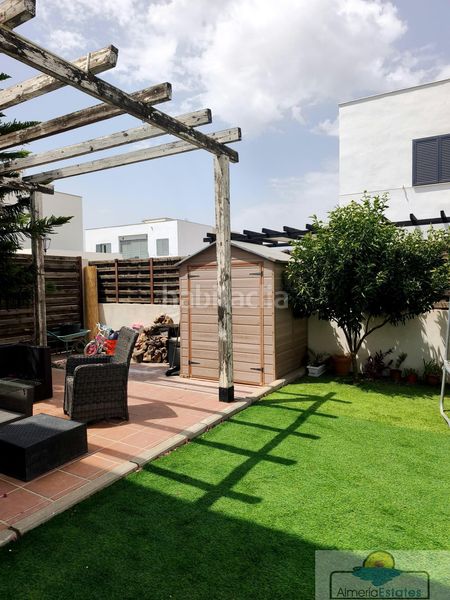 Foto e9ad153a-edfa-4c79-a18f-7e9a5c39f638. Casa adossada a Albox