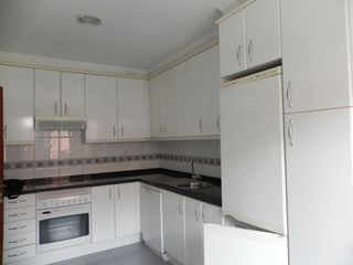 Rent Semi detached house in Parroquias Norte. Bonito adosado, tres habitaciones. gran salón. cuarto de lavado
