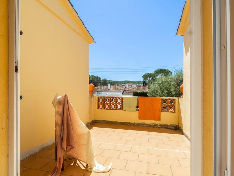 Foto a4be5f1d-b6e4-4c3f-a5d3-8a09bfde9316. Casa  en muy buen estado situada en la zona de Riells de dalt en Escala (L´)