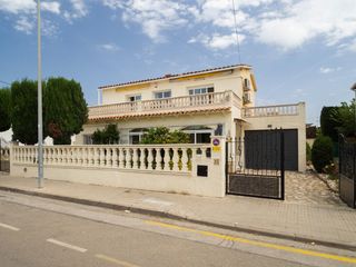 Haus  Carrer sant briu. Casa a cuatro vientos a 200 m de la playa de riells