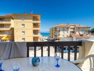 Apartamento  Montgo 10. Apartamento en riells a 100 m de la playa, con vistas y garaje