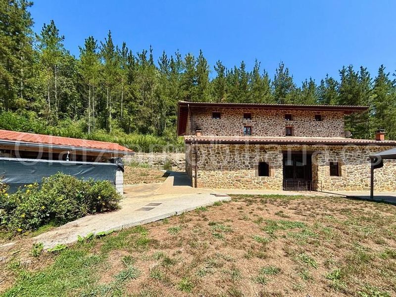 Foto 07729f8a-ea91-4214-975e-777188922a90. Casa amb calefacció aparcament a Arcentales