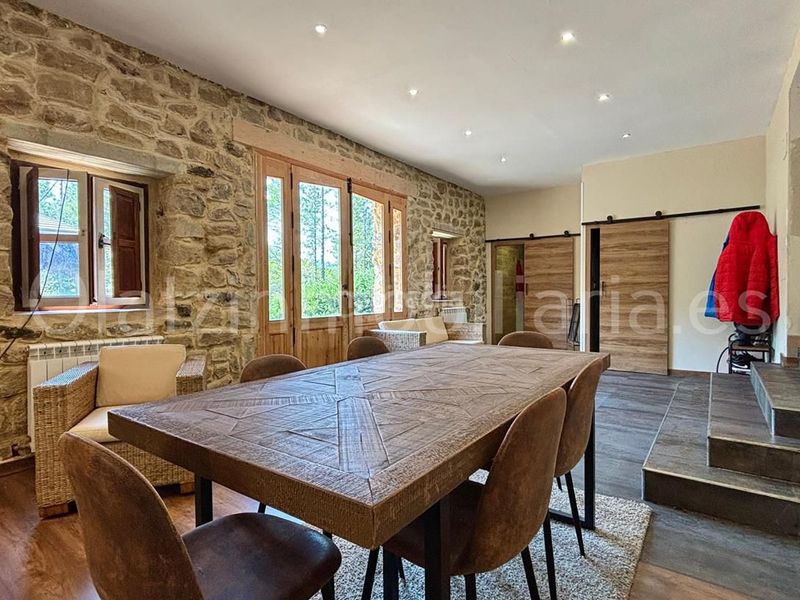 Foto cf6b8999-9e3f-4f93-9232-2d83b9f3c39b. Casa amb calefacció aparcament a Arcentales