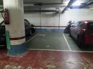 Aparcament cotxe  Familia santua kalea. Raya de garaje junto edificio astoria