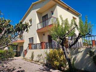 Xalet a Carrer de les guilleries 43. Fantástica propiedad con vivienda de 5 habitaciones y piscina de