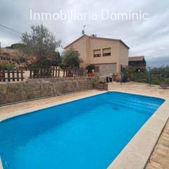 Xalet  Carrer santa elena. Bonita casa con una superficie total construida de 134 m2.