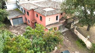 Chalet  Carrer junta de compensació. Chalet independiente con tres viviendas