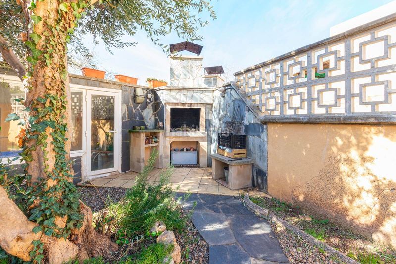 Foto f1b8b03a-7b12-4674-9c90-71a655f6d254. Casa adossada amb calefacció aparcament a San Pere Terrassa