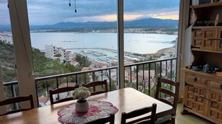 Casa aparellada a Carrer pau vila 14. Casa con vistas al mar y jardín con posibilidad de piscina.