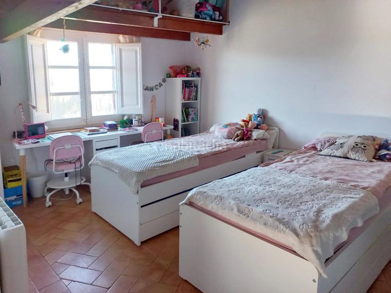 Foto a7647633-336a-4409-a08d-bfba69c09643. Piso en carrer cami del mas 23 gran piso dividido en 2 zonas completas de 2hab cada una en Sant Mori