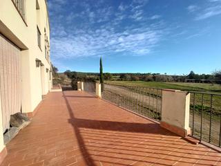 Masia a Vilopriu. Gran casa con terrazas, jardín y terreno de conreo