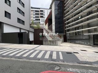 Lloguer Aparcament cotxe  Estella lizarra. Amplia raya en alquiler en el centro.