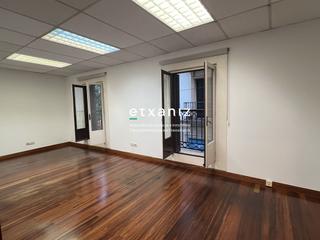 Rent Office space  Narrica kalea. Oficina exterior en alquiler junto al boulevard. ascensor.