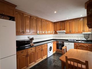 Rent Flat  Del buen pastor plaza. Amplia vivienda de alquiler de temporada en el centro.