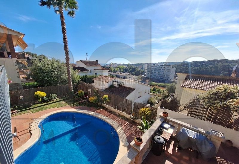 Foto ce0ed7ff-acef-42c3-8b6b-936c37408b36. Xalet amb xemeneia calefacció aparcament piscina a Arenys de Mar