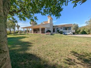 Casa a Manacor Centre. Chalet de 6 habitaciones, 541m2 y piscina interior en parcela de