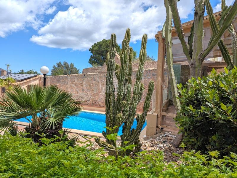 Foto b540b10a-88a2-44d7-b552-796f0cd37212. Edificio in Artà poble Artà