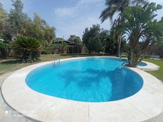 Xalet en Villanueva Golf. Encantador chalet en  el marquesado con amplio terreno y piscina