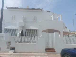 Casa aparellada a La Barrosa. Se vende chalet muy cerca de la playa