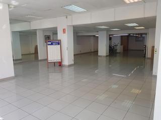 Geschäftsraum in Nou Eixample Sud. Local com. en venta en jaume i, 2 despachos.