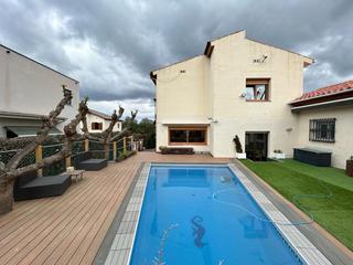 Chalet in La Mora. Chalet en venta en la mora, 5 dormitorios.