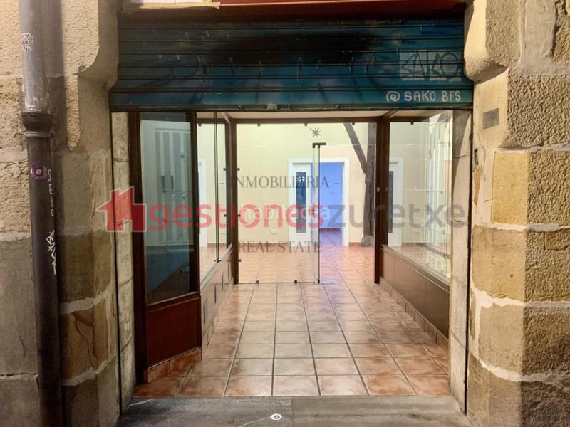 Foto cab04c96-a363-4340-8f01-ccb41e303b39. Alquiler local comercial alquiler de local comercial en el Casco Viejo en Bilbao