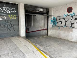 Parking coche  Carrer de castellbisbal. Con puerta automática