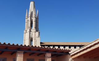Pis a Centre-Barri Vell. Venta inversores, piso 100 m2 delante basílica girona